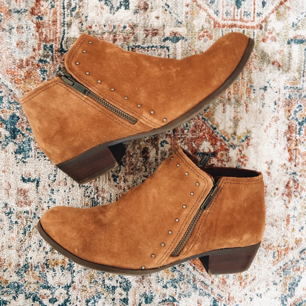 Minnetonka Brie Boot Size 9